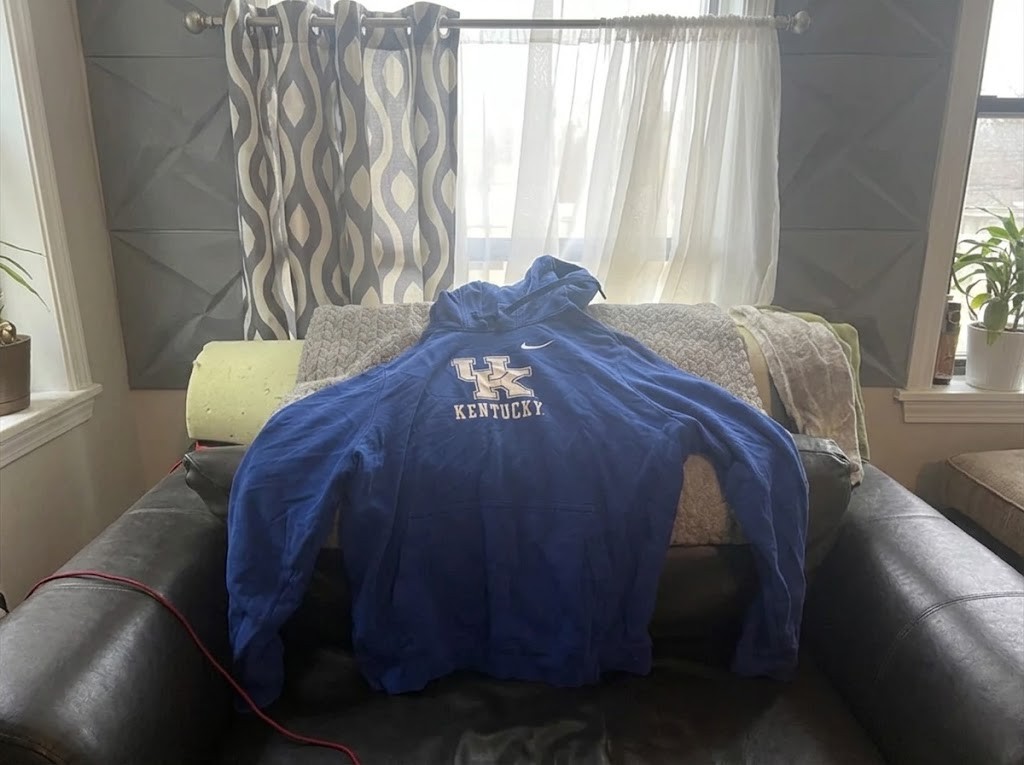 Bluza na fotelu — zdjęcie sprzedawcy